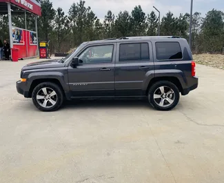 Wnętrze Jeep Patriot do wynajęcia w Gruzji. Doskonały samochód 5-osobowy. ✓ Skrzynia Automatyczna.