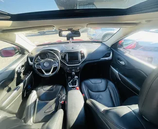 Jeep Cherokee 2017 do wynajęcia w Kutaisi. Limit przebiegu nieograniczony.