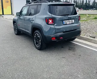 Wnętrze Jeep Renegade do wynajęcia w Gruzji. Doskonały samochód 5-osobowy. ✓ Skrzynia Automatyczna.