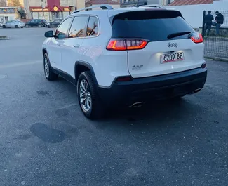 Wnętrze Jeep Cherokee do wynajęcia w Gruzji. Doskonały samochód 5-osobowy. ✓ Skrzynia Automatyczna.