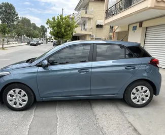Wynajmij Hyundai i20 2017 w Grecji. Paliwo: Benzyna. Moc: 82 KM ➤ Koszt od 18 EUR za dobę.