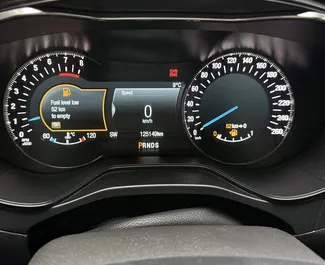 Wnętrze Ford Mondeo do wynajęcia w Gruzji. Doskonały samochód 4-osobowy. ✓ Skrzynia Automatyczna.