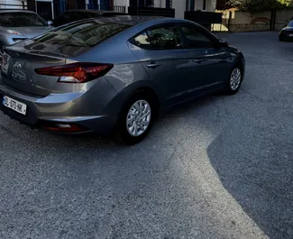 Wnętrze Hyundai Elantra do wynajęcia w Gruzji. Doskonały samochód 4-osobowy. ✓ Skrzynia Automatyczna.