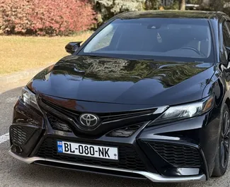 Wynajmij Toyota Camry 2020 w Gruzji. Paliwo: Benzyna. Moc: 175 KM ➤ Koszt od 160 GEL za dobę.