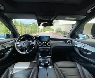 Mercedes-Benz GLC250 2022 do wynajęcia w Becici. Limit przebiegu nieograniczony.