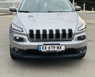 Wynajmij Jeep Cherokee 2017 w Gruzji. Paliwo: Benzyna. Moc: 184 KM ➤ Koszt od 135 GEL za dobę.