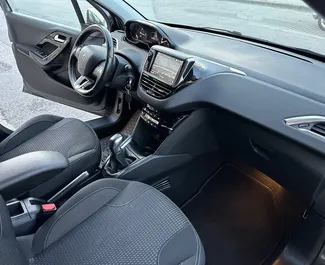 Peugeot 208 2017 do wynajęcia w Salonikach. Limit przebiegu nieograniczony.