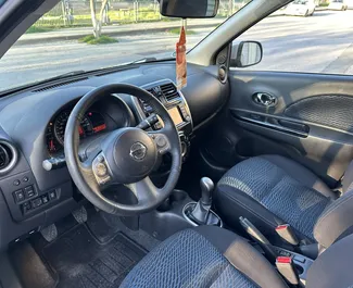Wnętrze Nissan Micra do wynajęcia w Grecji. Doskonały samochód 5-osobowy. ✓ Skrzynia Manualna.