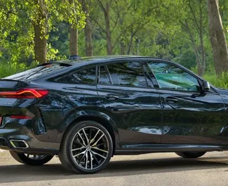 Wynajmij BMW X6 2022 w Czarnogórze. Paliwo: Diesel. Moc: 240 KM ➤ Koszt od 280 EUR za dobę.
