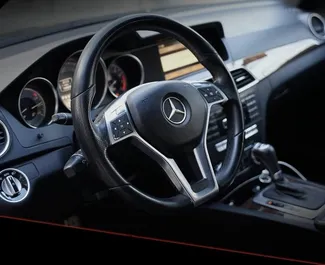 Wynajmij Mercedes-Benz C-Class 2012 w Albanii. Paliwo: Gaz. Moc: 250 KM ➤ Koszt od 38 EUR za dobę.