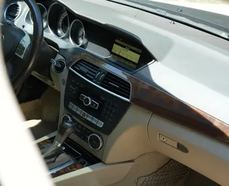 Mercedes-Benz C-Class 2012 do wynajęcia w Tiranie. Limit przebiegu nieograniczony.