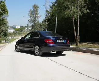 Wnętrze Mercedes-Benz C-Class do wynajęcia w Albanii. Doskonały samochód 5-osobowy. ✓ Skrzynia Automatyczna.