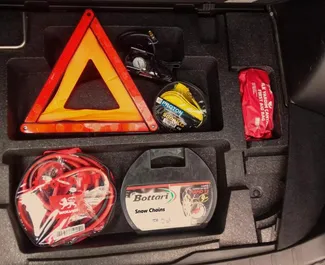 Wnętrze Subaru Forester do wynajęcia w Gruzji. Doskonały samochód 5-osobowy. ✓ Skrzynia Automatyczna.