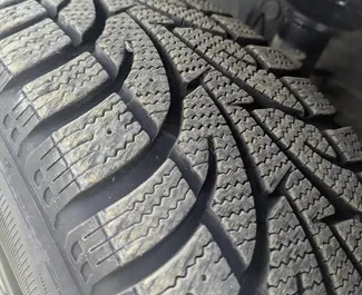 Wnętrze Subaru Forester do wynajęcia w Gruzji. Doskonały samochód 5-osobowy. ✓ Skrzynia Automatyczna.