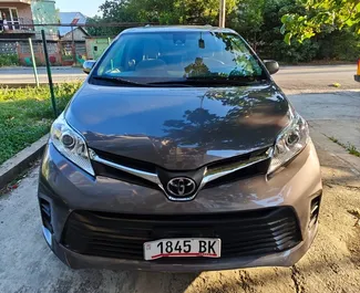 Wypożyczalnia Toyota Sienna na lotnisku w Kutaisi, Gruzja ✓ Nr 15641. ✓ Skrzynia Automatyczna ✓ Opinii: 0.