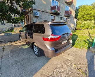 Toyota Sienna – samochód kategorii Komfort, Minivan na wynajem w Gruzji ✓ Depozyt 500 GEL ✓ Ubezpieczenie: OC, CDW, FDW, Pasażerowie, Bez Depozytu.