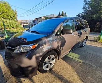 Toyota Sienna 2018 do wynajęcia na lotnisku w Kutaisi. Limit przebiegu nieograniczony.