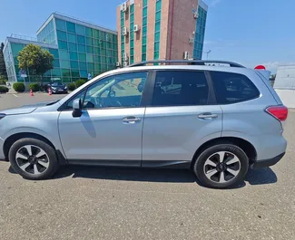 Wnętrze Subaru Forester do wynajęcia w Gruzji. Doskonały samochód 5-osobowy. ✓ Skrzynia Automatyczna.