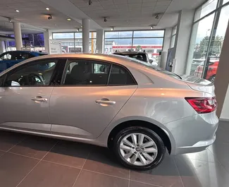 Renault Megane Sedan – samochód kategorii Komfort na wynajem w Turcji ✓ Depozyt 200 USD ✓ Ubezpieczenie: OC, CDW, SCDW, FDW.