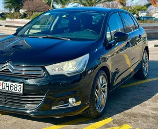 Wnętrze Citroen C4 do wynajęcia w Czarnogórze. Doskonały samochód 5-osobowy. ✓ Skrzynia Automatyczna.