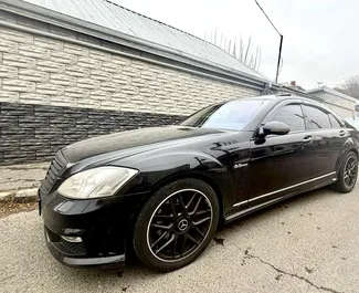 Wnętrze Mercedes-Benz S-Class do wynajęcia w Gruzji. Doskonały samochód 5-osobowy. ✓ Skrzynia Automatyczna.