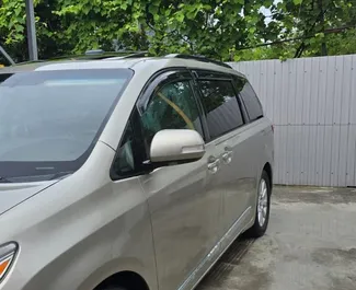 Toyota Sienna – samochód kategorii Komfort, Minivan na wynajem w Gruzji ✓ Depozyt 700 GEL ✓ Ubezpieczenie: OC, SCDW, Pasażerowie, Od Kradzieży.