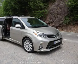 Wynajmij Toyota Sienna 2018 w Gruzji. Paliwo: Benzyna. Moc: 210 KM ➤ Koszt od 100 GEL za dobę.