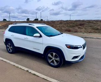Wynajmij Jeep Cherokee 2018 w Gruzji. Paliwo: Benzyna. Moc: 272 KM ➤ Koszt od 90 GEL za dobę.