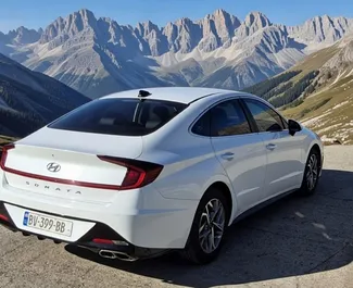 Wynajmij Hyundai Sonata 2021 w Gruzji. Paliwo: Benzyna. Moc: 201 KM ➤ Koszt od 120 GEL za dobę.