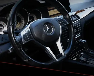 Wynajem samochodu Mercedes-Benz C-Class nr 10507 (Automatyczna) w Tiranie, z silnikiem 3,0l. Gaz ➤ Bezpośrednio od Armand w Albanii.