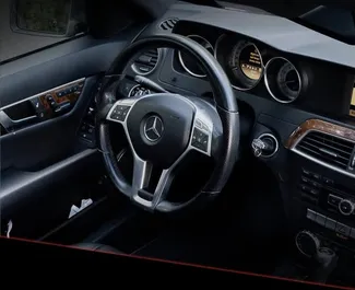 Wynajmij Mercedes-Benz C-Class 2012 w Albanii. Paliwo: Gaz. Moc: 249 KM ➤ Koszt od 38 EUR za dobę.