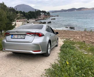 Wynajem samochodu Toyota Corolla Sedan nr 15691 (Automatyczna) na lotnisku w Podgoricy, z silnikiem 1,5l. Benzyna ➤ Bezpośrednio od Yan w Czarnogórze.