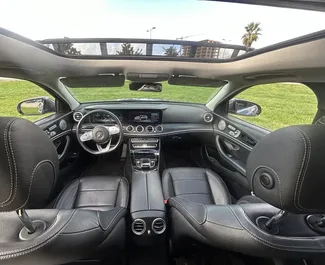 Wynajem samochodu Mercedes-Benz E-Class nr 15689 (Automatyczna) na lotnisku w Podgoricy, z silnikiem 2,0l. Diesel ➤ Bezpośrednio od Yan w Czarnogórze.