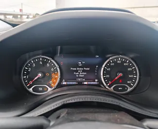 Wnętrze Jeep Renegade do wynajęcia w Gruzji. Doskonały samochód 5-osobowy. ✓ Skrzynia Automatyczna.