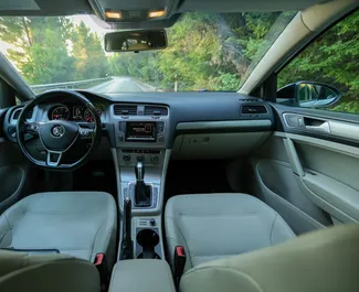 Wynajmij Volkswagen Golf 7 2015 w Albanii. Paliwo: Diesel. Moc: 148 KM ➤ Koszt od 38 EUR za dobę.