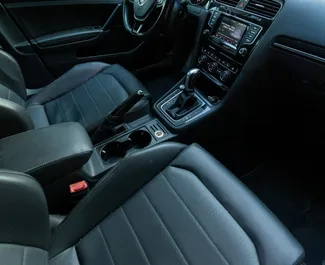 Wynajmij Volkswagen Golf 7 2015 w Albanii. Paliwo: Diesel. Moc: 148 KM ➤ Koszt od 38 EUR za dobę.