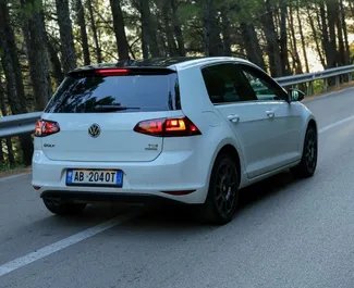 Wnętrze Volkswagen Golf 7 do wynajęcia w Albanii. Doskonały samochód 5-osobowy. ✓ Skrzynia Automatyczna.