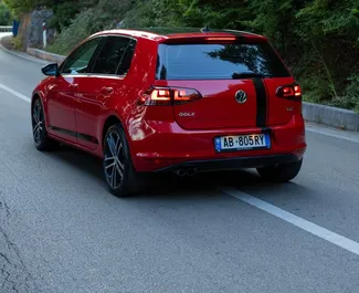 Wnętrze Volkswagen Golf 7 do wynajęcia w Albanii. Doskonały samochód 5-osobowy. ✓ Skrzynia Automatyczna.