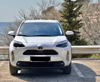 Wynajmij Toyota Yaris Cross 2025 w Czarnogórze. Paliwo: Hybryda. Moc: 95 KM ➤ Koszt od 40 EUR za dobę.