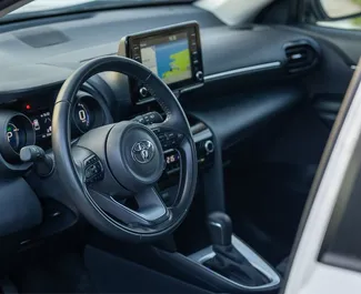 Toyota Yaris Cross 2025 do wynajęcia w Becici. Limit przebiegu nieograniczony.
