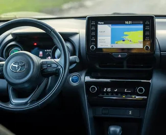 Wnętrze Toyota Yaris Cross do wynajęcia w Czarnogórze. Doskonały samochód 5-osobowy. ✓ Skrzynia Automatyczna.