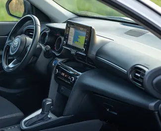 Toyota Yaris Cross 2025 – wynajem od właścicieli w Becici (Czarnogóra).