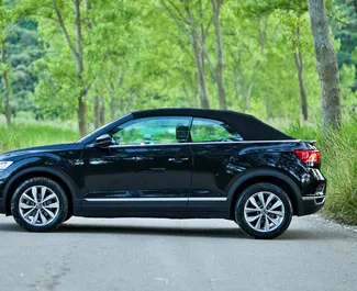 Wynajmij Volkswagen T-Roc Cabrio 2025 w Czarnogórze. Paliwo: Benzyna. Moc: 150 KM ➤ Koszt od 55 EUR za dobę.