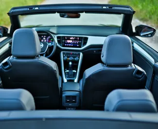 Wnętrze Volkswagen T-Roc Cabrio do wynajęcia w Czarnogórze. Doskonały samochód 4-osobowy. ✓ Skrzynia Automatyczna.