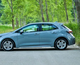 Wynajmij Toyota Corolla 2024 w Czarnogórze. Paliwo: Hybryda. Moc: 125 KM ➤ Koszt od 29 EUR za dobę.