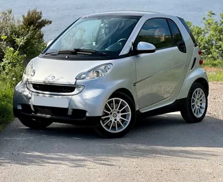 Wynajmij Smart Fortwo 2010 w Czarnogórze. Paliwo: Benzyna. Moc: 70 KM ➤ Koszt od 12 EUR za dobę.