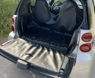 Wnętrze Smart Fortwo do wynajęcia w Czarnogórze. Doskonały samochód 2-osobowy. ✓ Skrzynia Automatyczna.