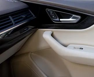 Wnętrze Audi Q7 do wynajęcia w Gruzji. Doskonały samochód 7-osobowy. ✓ Skrzynia Automatyczna.