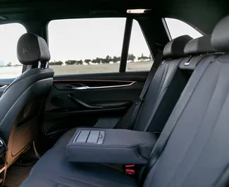 Wnętrze BMW X5 do wynajęcia w Gruzji. Doskonały samochód 5-osobowy. ✓ Skrzynia Automatyczna.