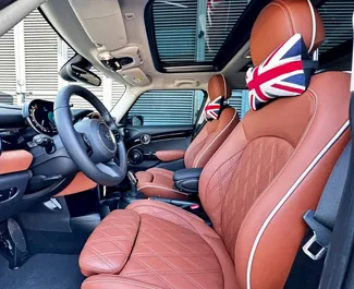 Mini Cooper S 2025 do wynajęcia w Dubaju. Limit przebiegu 250 km/dzień.